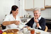 ¿Qué tareas pueden pedir las familias a una cuidadora de adultos mayores?