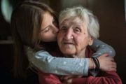 Cinco tips para incentivar el buen trato al adulto mayor