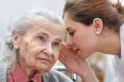 La comunicación es muy importante para entender las necesidades de una persona adulta mayor