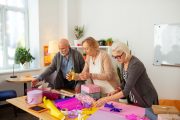 Las manualidades para personas mayores y sus beneficios