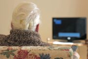 Escuchar música y ver televisión pueden ser actividades importantes para los adultos mayores