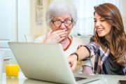 Los adultos mayores están adoptando cada vez más las nuevas tecnologías