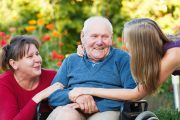 Visitar a los adultos mayores en una residencia de larga estancia