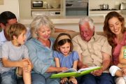 Las personas mayores como cuidadores de sus nietos y su papel en la educación
