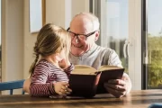 Cuidado de nietos y su impacto en la tercera edad