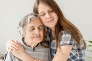 Acércate a los Adultos Mayores: Un Gesto de Compasión y Cuidado