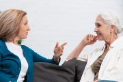 La Importancia de la Comunicación No Verbal en Ancianos