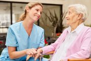 La comunicación es clave en el cuidado de adultos mayores